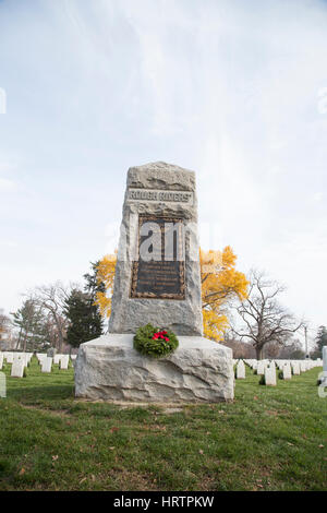 Les bénévoles place des couronnes sur les tombes des militaires dans le cadre de couronnes à travers l'Amérique au cimetière national d'Arlington, le samedi 12 décembre, 2 Banque D'Images