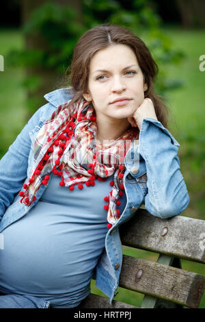 Belle femme enceinte dans le parc Banque D'Images