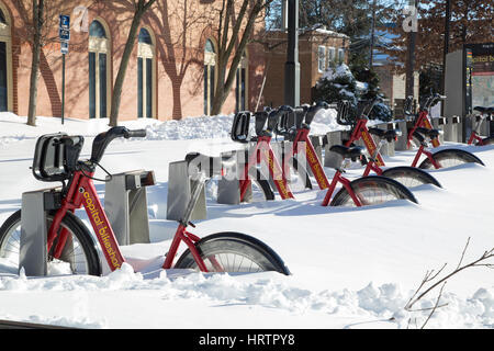 Vélos garés sous la neige après une tempête à Alexandria, en Virginie. Janvier 2016. Banque D'Images