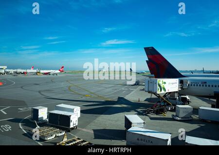 Delta et Virgin America jets sur le tarmac de l'Aéroport International de San Francisco, San Francisco, Californie, le 20 décembre 2016. Banque D'Images