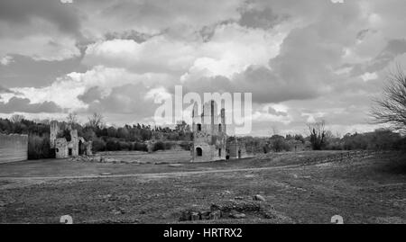 Cirque de Maxence ruines le long de Old Appian Way, avec de beaux nuages (noir et blanc) Banque D'Images