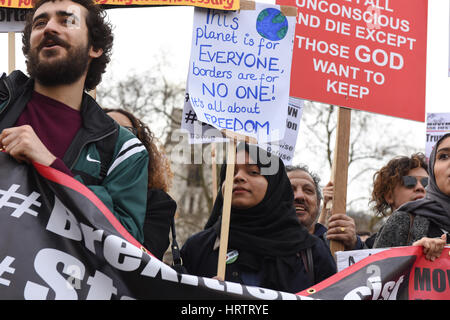 Une jeune étudiante musulmane manifestant est holding a placard lecture : "Cette planète est pour tout le monde, les frontières sont pour PERSONNE ! Il est tout au sujet de la liberté Banque D'Images