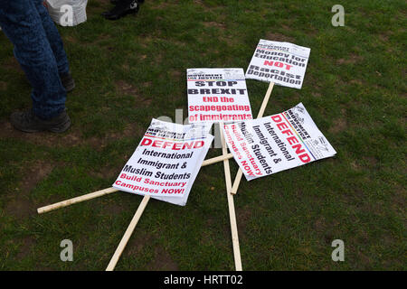 Des pancartes abandonnées sur le sol au cours de l'Escale Trump & Stop Brexit manifestation à Parliament Square, Londres. Banque D'Images