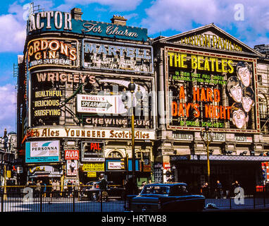 Piccadilly Circus en 1964 pendant la séquence des Beatles dans UNE nuit de Hard Day. Avec John Lennon, Paul McCartney, Ringo Starr, George Harrison Banque D'Images