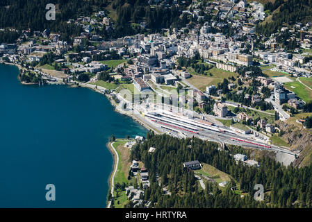 Saint-Moritz, avec le lac de Saint-Moritz, Engadine, Canton des Grisons, Suisse Banque D'Images