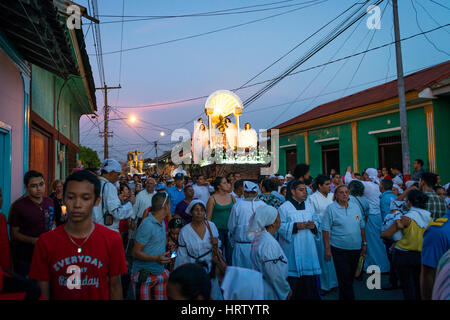 Leon, Nicaragua - 15 Avril 2014 : les gens dans la nuit dans une procession dans les rues de la ville de Leon au Nicaragua pendant la célébration des fêtes de Pâques Banque D'Images