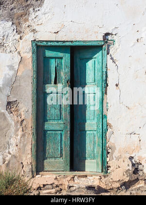 Porte en bois vert dans une vieille maison en ruine Banque D'Images