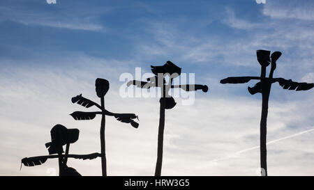 Silhouettes de bananiers artificiels à lumière arrière Banque D'Images