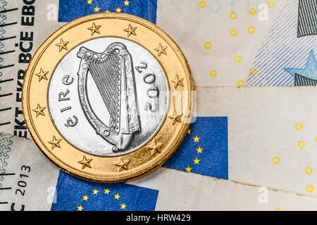 Une pièce de 1 euro de l'Irlande sur les billets en euros Banque D'Images