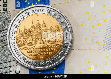 Une pièce commémorative de 2 euros de l'Allemagne avec le Palais Schwerin sur les billets en euros Banque D'Images