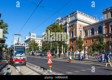 Sur le tramway Schottenring partie de la Ringstrasse (périphérique) à l'extérieur de la Wiener Börse (Stock Exchange), Vienne, Autriche Banque D'Images