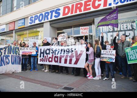 Les gens de protester contre l'heure zéro hors contrats une succursale de sports direct à la suite d'une austérité anti Mars à Hastings, en Angleterre le 30 mai 2015. Banque D'Images