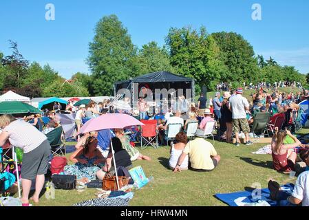 L'auditoire s'asseoir sur l'herbe lors de l'Assemblée Tentertainment music festival à Tenterden dans le Kent, Angleterre le 4 juillet 2015. Banque D'Images