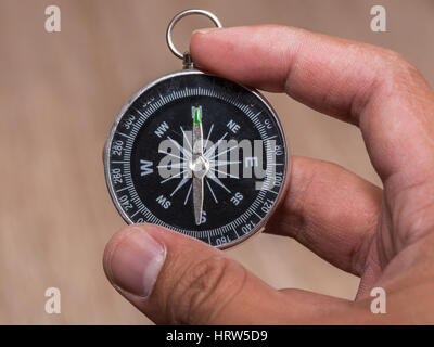 Close up de compass point et à l'Amérique du Nord et à tenir à la main. Banque D'Images