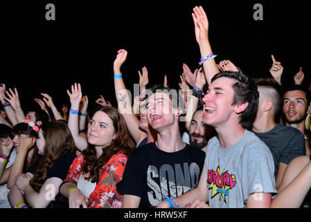 BENICASSIM, ESPAGNE - 17 juil : foule lors d'un concert au Festival de Musique le 17 juillet 2015 à Benicassim, Espagne. Banque D'Images