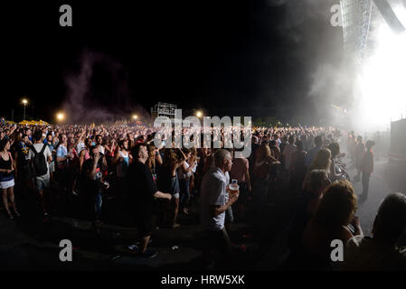 BENICASSIM, ESPAGNE - 17 juil : foule lors d'un concert au Festival de Musique le 17 juillet 2015 à Benicassim, Espagne. Banque D'Images