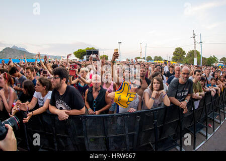 BENICASSIM, ESPAGNE - Juillet 19 : foule lors d'un concert au Festival de Musique le 19 juillet 2015 à Benicassim, Espagne. Banque D'Images