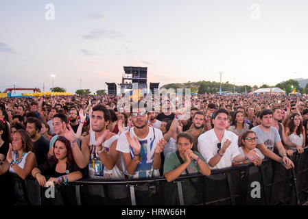 BENICASSIM, ESPAGNE - Juillet 19 : foule lors d'un concert au Festival de Musique le 19 juillet 2015 à Benicassim, Espagne. Banque D'Images