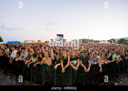 BENICASSIM, ESPAGNE - Juillet 19 : foule lors d'un concert au Festival de Musique le 19 juillet 2015 à Benicassim, Espagne. Banque D'Images