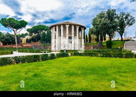 Le Temple d'Hercule Victor ou Hercules Olivarius est un ancien édifice situé dans le Forum Boarium à Rome. Datant du deuxième siècle plus tard B Banque D'Images