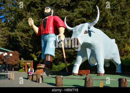 En famille avec des statues de selfies Paul Bunyan et son boeuf Babe à arbres de mystère dans les séquoias de Californie du nord. Banque D'Images