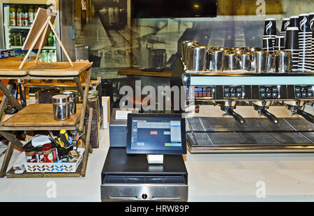 Compteur automatique de café équipée avec écran tactile moderne sur solution haut de caisse et imprimante mobile comme un terminal de point de vente. Banque D'Images