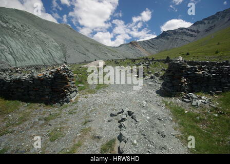 Paysage de montagne. Highlands, les sommets de montagnes, gorges et vallées. Les pierres sur les pentes. Banque D'Images