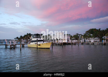 Un bateau jaune se trouve à marina dans SW Florida USA Banque D'Images