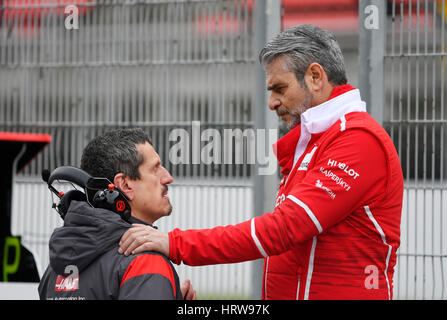 Circuit de Catalunya Montmelo, près de Barcelone, Espagne, 27.2.2017, -2,3.Test Formule 1 jours --- Maurizio Arrivabene (ITA, droite), team principal Scuderia Ferrari et Guenther Steiner, Team principal Haas F1 Racing Banque D'Images