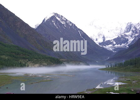 Paysage de montagne. Highlands, les sommets de montagnes, gorges et vallées. Les pierres sur les pentes. Banque D'Images