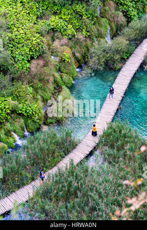 PLITVICE, Croatie - 15 SEPTEMBRE : Vue détaillée d'un pont en Pltivice lacs avec les touristes à marcher le long le 15 septembre 2016 à Plitvice Banque D'Images