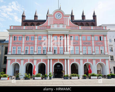 Rostock, Allemagne - Mai 30th, 2016 : l'édifice de l'hôtel de ville Rathaus historique, situé au Neuer Markt, date du 13ème siècle. Banque D'Images