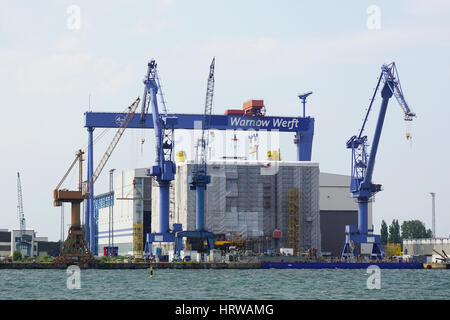 Rostock, Allemagne - Mai 30th, 2016 : Warnow Werft shipbuilding wharf sur la rivière Warnow à Rostock. de Warnemunde Banque D'Images