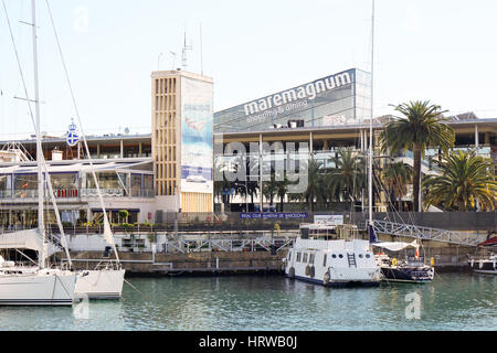 Barcelone, Espagne - Mars 01, 2016 : et commercial Maremagnum coin mall à Port Vell. Banque D'Images