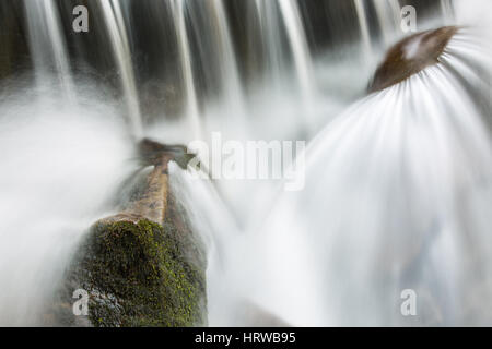 Belle projection d'eau dans une petite cascade Banque D'Images