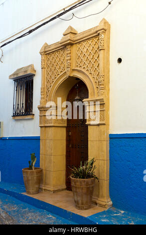 Rue étroite dans la Kasbah des Udayas, Rabat, Maroc Banque D'Images