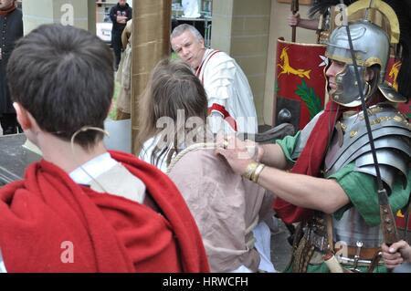 Les acteurs rejouer procès de Jésus au prétoire devant Ponce Pilate, lors de spectacles de rue le mystère de la Passion Banque D'Images