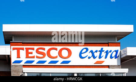 Un logo de magasin supplémentaire Tesco au-dessus de l'entrée de Blue Boar Lane, Sprowston, Norfolk, Angleterre, Royaume-Uni. Banque D'Images