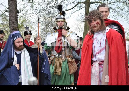 Les acteurs rejouer procès de Jésus au prétoire devant Ponce Pilate, lors de spectacles de rue le mystère de la Passion. Banque D'Images