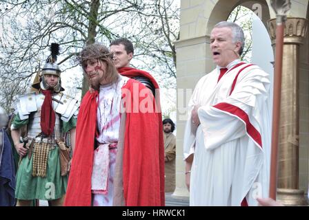 Les acteurs rejouer procès de Jésus au prétoire devant Ponce Pilate, lors de spectacles de rue le mystère de la Passion. Banque D'Images