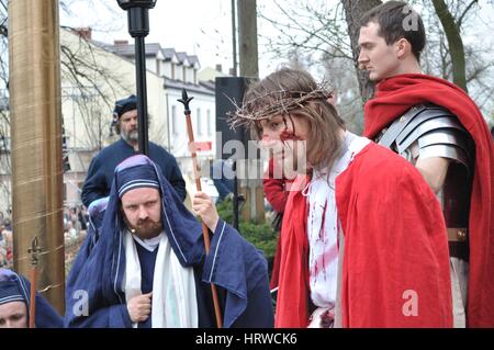 Les acteurs rejouer procès de Jésus au prétoire devant Ponce Pilate, lors de spectacles de rue le mystère de la Passion. Banque D'Images