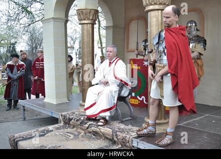 Les acteurs rejouer procès de Jésus au prétoire devant Ponce Pilate, lors de spectacles de rue le mystère de la Passion. Banque D'Images