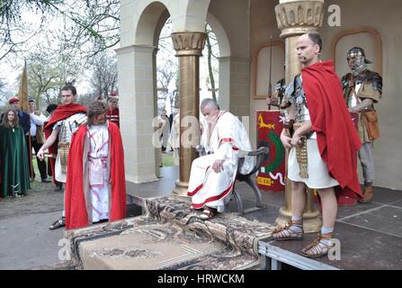 Les acteurs rejouer procès de Jésus au prétoire devant Ponce Pilate, lors de spectacles de rue le mystère de la Passion. Banque D'Images