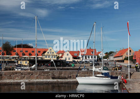 Les bateaux de pêche amarrés dans le port de Svaneke, une petite ville sur la côte est de l'île baltique de Bornholm, Danemark Banque D'Images