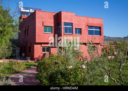 Azrou, le Maroc. Chauffe-eau solaire sur le dessus de la Guest House. Banque D'Images