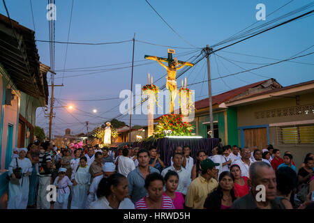 Leon, Nicaragua - 15 Avril 2014 : les gens dans la nuit dans une procession dans les rues de la ville de Leon au Nicaragua pendant la célébration des fêtes de Pâques Banque D'Images