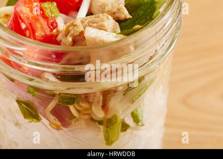Salade de Nouilles thaïlandaise dans un bocal. Salades jar sont une tendance importante. Banque D'Images