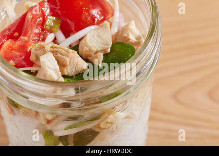 Salade de Nouilles thaïlandaise dans un bocal. Salades jar sont une tendance importante. Banque D'Images