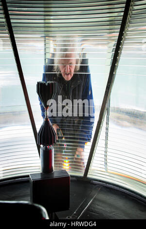 Reflet d'un homme dans un écran de Fresnel au phare, l'île de Valentia, comté de Kerry, Irlande Banque D'Images