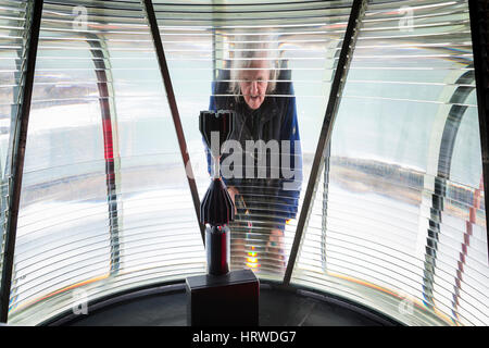 Reflet d'un homme dans un écran de Fresnel au phare, l'île de Valentia, comté de Kerry, Irlande Banque D'Images